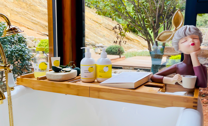 香柚洗护系列以香柚为原料，将花香、果香、木香以及辛香揉在一起。