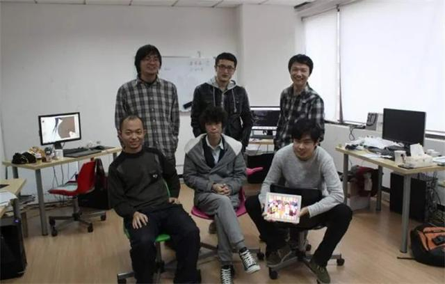 公司创始团队在钦州路100号留影（资料图）