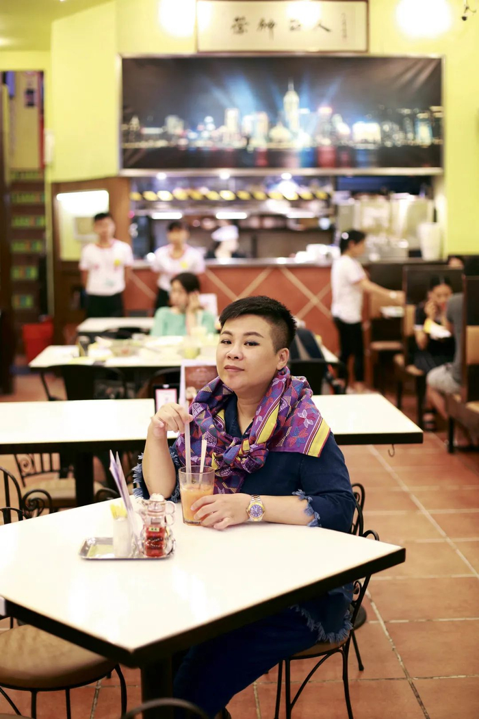 ▲“大哥”餐厅的老板容太，因为怀念童年大排档的滋味，研制出黑色的干炒牛河（摄影 张雷）