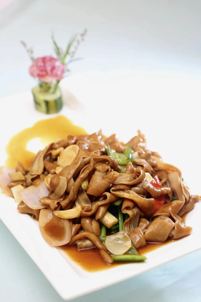 ▲“胜记”的另一道经典菜豉油鹅肠，也能展现粤式小炒功力（摄影 张雷）