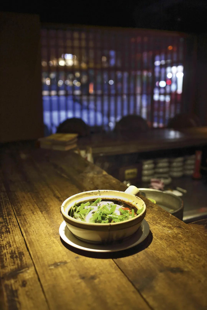 ▲“啫八”的啫啫通心菜，颜色依然保持翠绿（摄影 张雷）