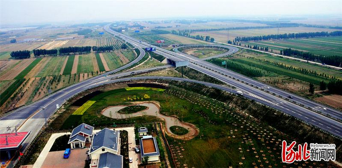 文安区位独特，交通畅达。图为京台高速文安西出口。