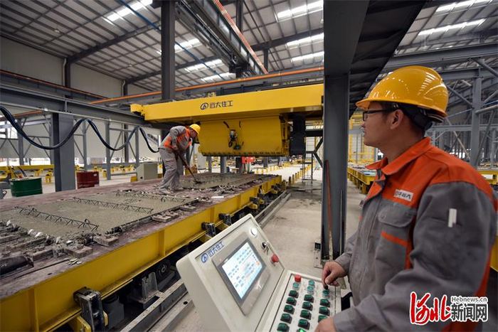 新兴产业蓬勃发展，图为文安经济开发区泰华远大装配式建筑（廊坊）有限公司。