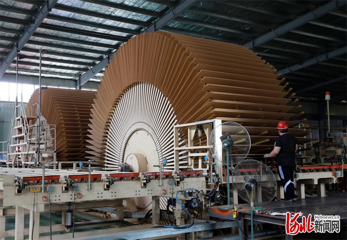 优势传统产业向“绿”而行，图为河北金秋木业有限公司现代化人造板生产线。