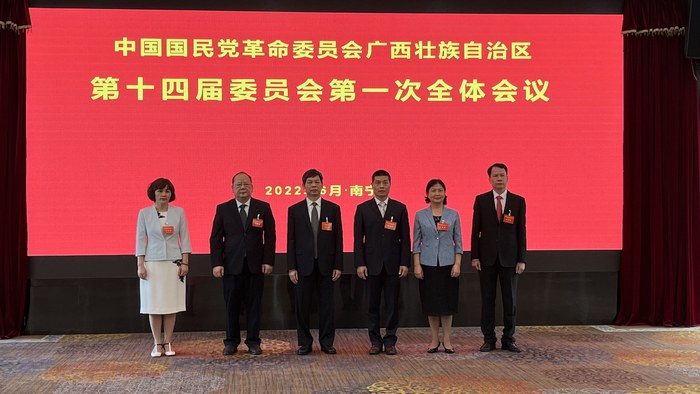 新一届领导班子合影