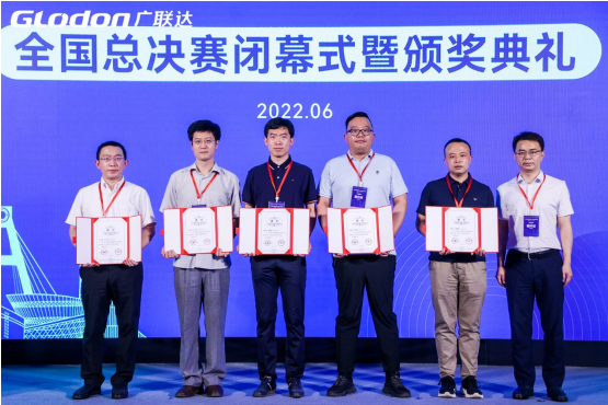 　　图片：为评审代表颁发聘书