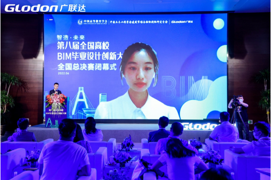 　　图片：四川建筑职业技术学院依古比古队向思粤现场连线