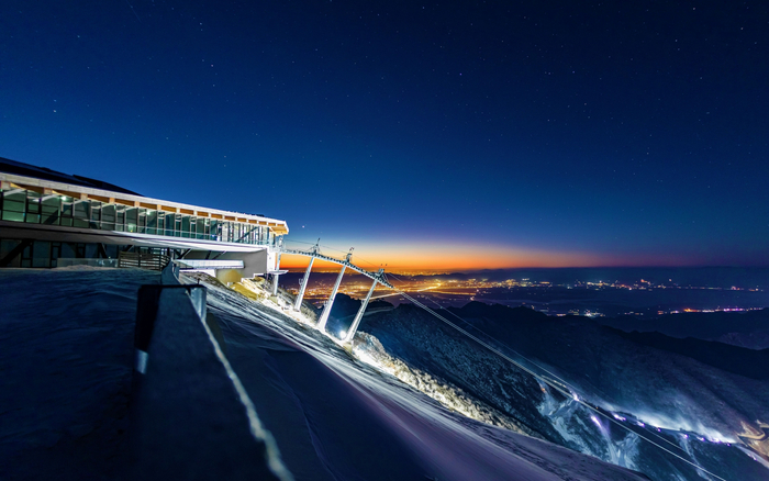雪飞燕夜景。受访者供图
