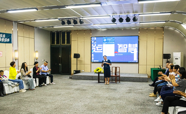 　　图为主持人罗其芯宣布贵州首场公益智慧父母沙龙讲座开始