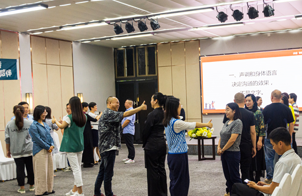 　　家长们在热情互动