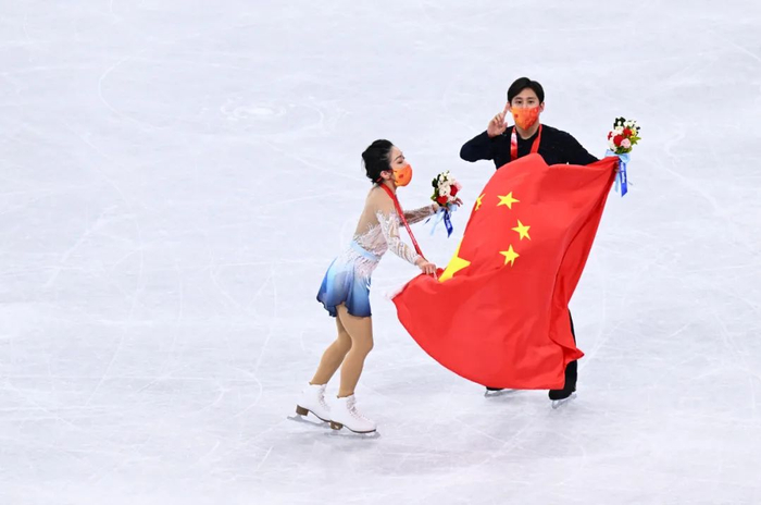 2月19日，隋文静/韩聪花样滑冰双人滑夺冠，为中国军团完美收官。  新京报记者 陶冉 摄
