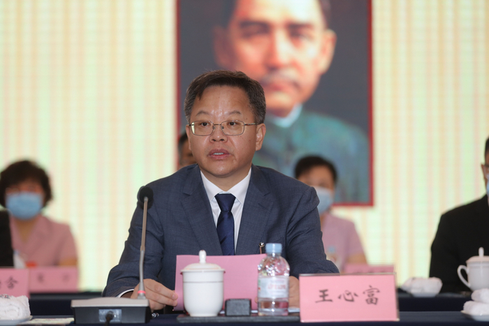 王心富代表中共广西区委致贺词