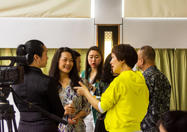 　　家长们在热烈讨论