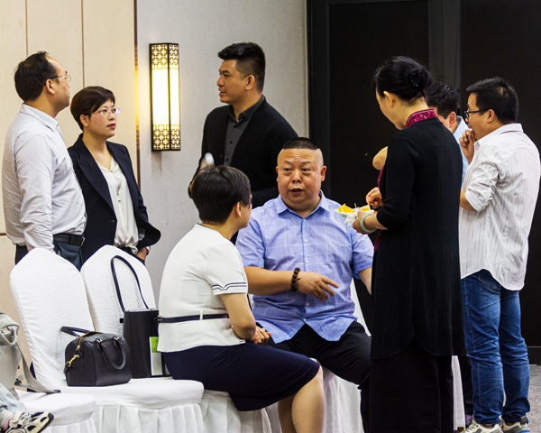 　　休息期间，大家仍在热烈交流