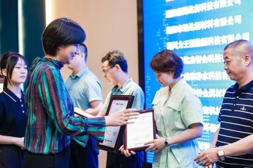　　图为创业黑马集团副总裁阮燕位入营企业颁发录取证书