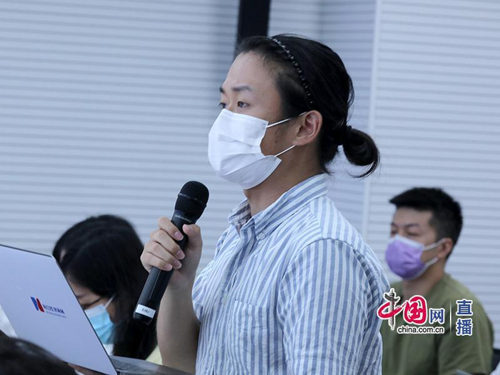 《每日经济新闻》记者在发布会上提问&nbsp; 图片来源：中国网 刘桢珂 摄