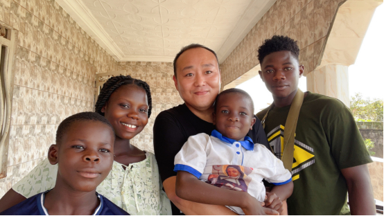 王飞和他帮助的非洲小孩
