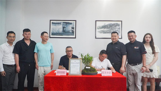 　　吕建明先生现场签署“百亩认养证书”