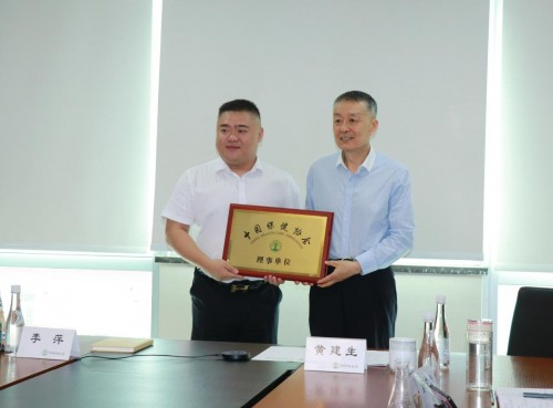 　　黄建生常务副理事长为太爱肽理事单位授牌