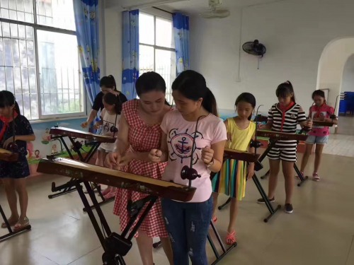 　　赵霞在独弦琴教室授课