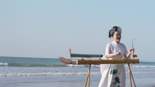 　　赵霞在家乡东兴市京族三岛演出独弦琴