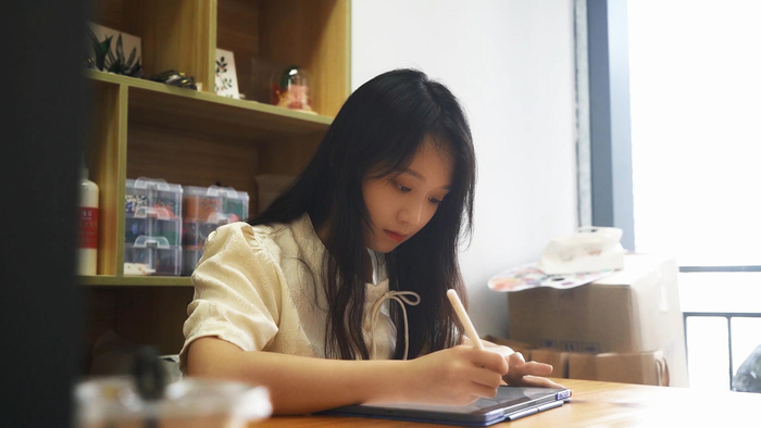 　　香港青年王子琪设计珠宝款式