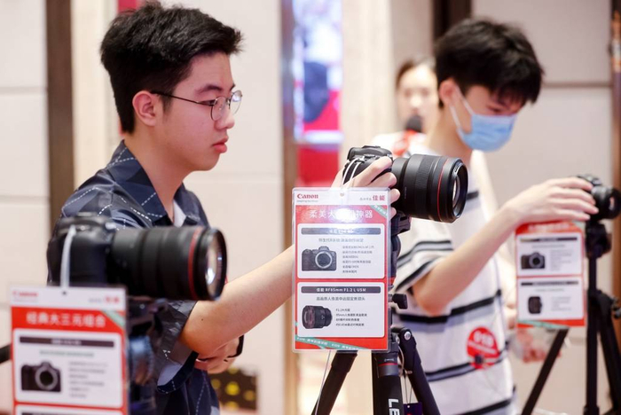 图4 学员在旅行暗光体验区拍摄