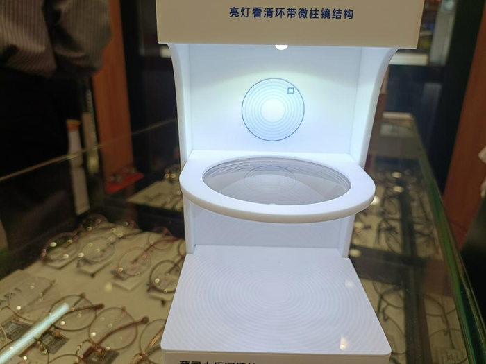 （离焦镜“微模型” 财联社记者陆婷婷摄）