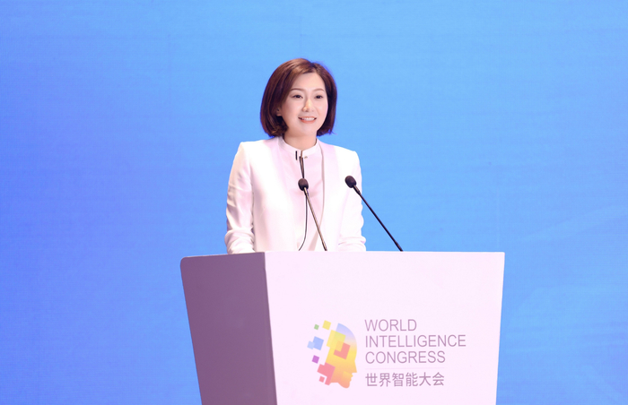 荣程钢铁集团董事长张君婷在世界智能大会分论坛智能交通高峰论坛上发表主旨演讲