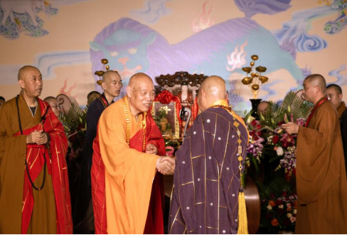 　　中国佛教协会副会长、浙江省佛教协会名誉会长、普陀山普济寺方丈道慈大和尚送座