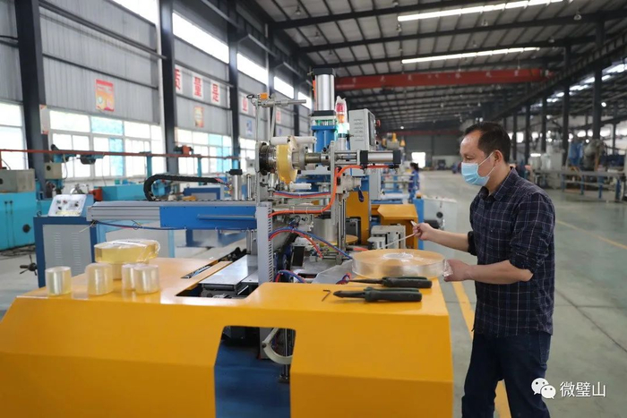 瑞普电气的车间工人正在操作电缆生产设备