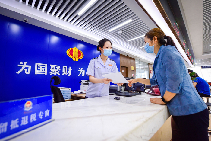 平原县税务局设置政策咨询专窗，为纳税人提供涉税问题解答 图片来源：山东省税务局
