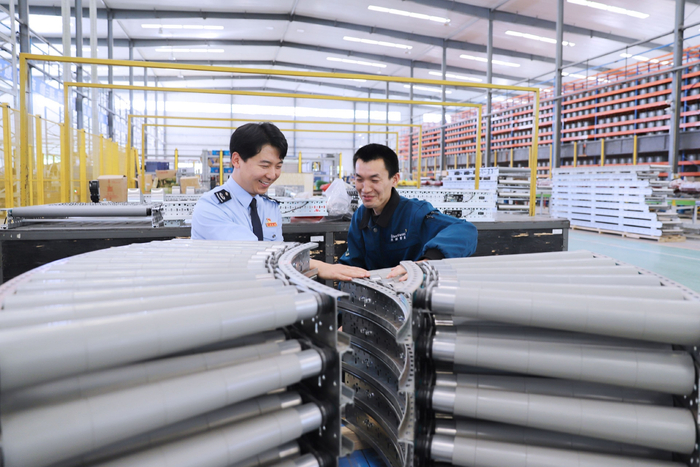 临邑县税务局工作人员实地查看企业生产情况 图片来源：山东省税务局