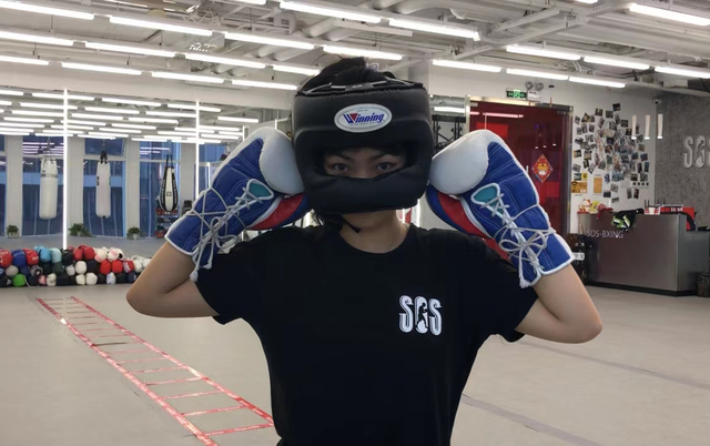 娜娜在实战前戴上护具（受访者供图）