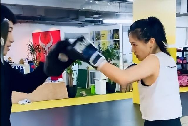 茜小仙儿在进行手靶训练（受访者供图）