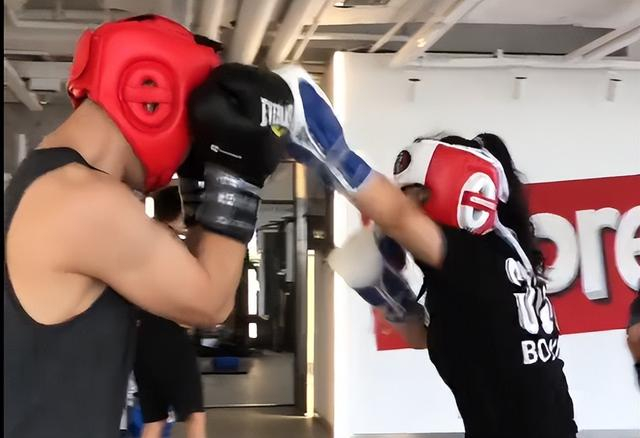 娜娜在和男性教练进行实战训练（受访者供图）