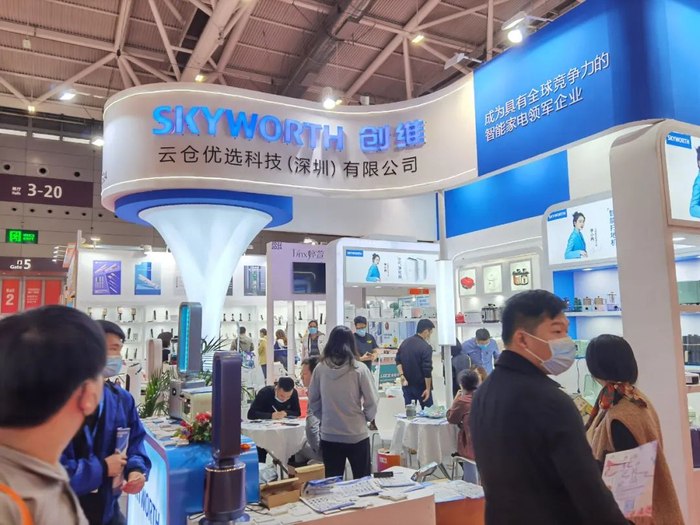 云仓优选展台接待观众
