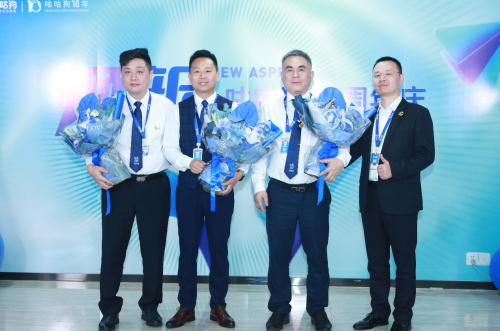 　　咕咕狗10周年庆典现场颁发“神鹰勋章”