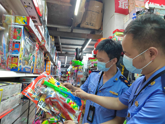 执法人员检查红新文具批发部。谭春梅/摄