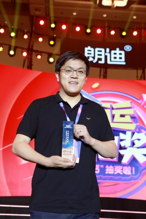 　　天美健营销中心副总经理领奖