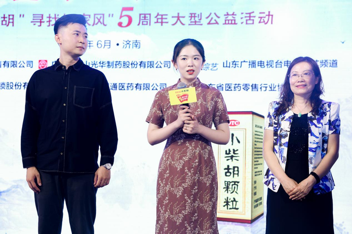 　　好家风家庭代表韩文静一家接受采访