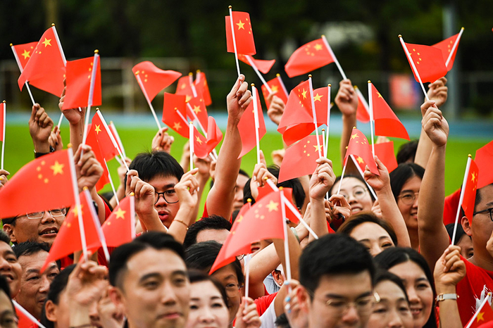 2022年6月17日，中国香港，庆祝香港回归25周年，香港市民快闪挥舞国旗欢庆。