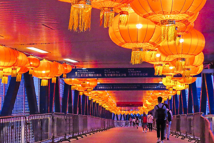 2022年6月27日，香港街头出现大量装饰，张灯结彩，庆祝回归祖国二十五周年。