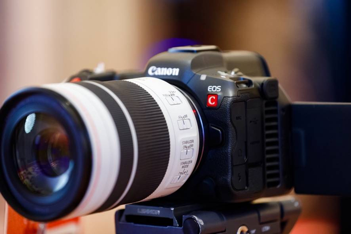 图7 EOS R5 C全画幅8K Cinema EOS电影摄影机