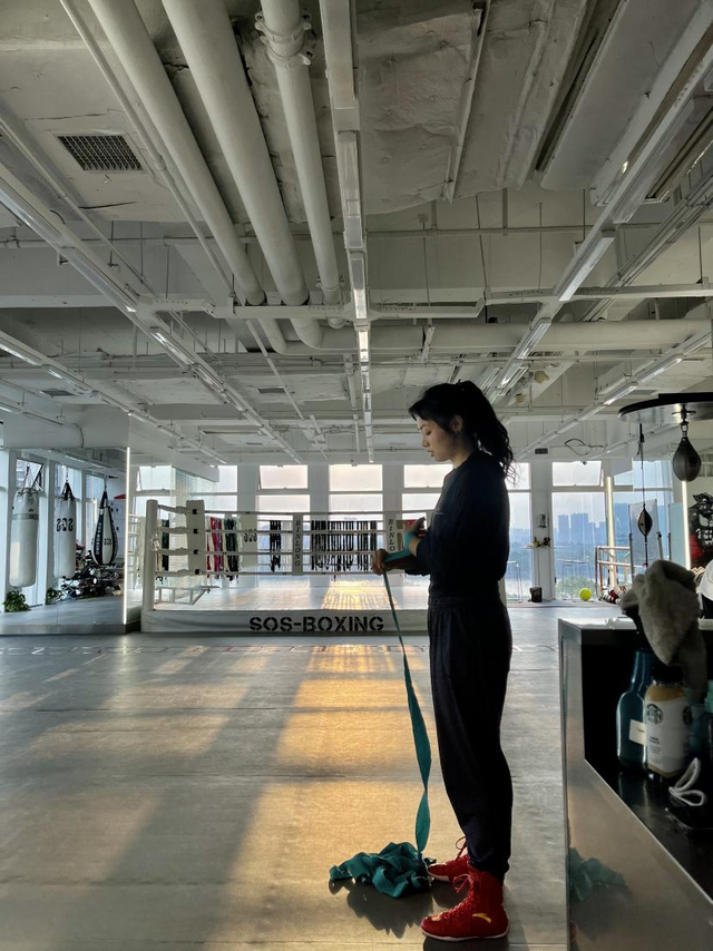 娜娜在缠拳击绷带（受访者供图）