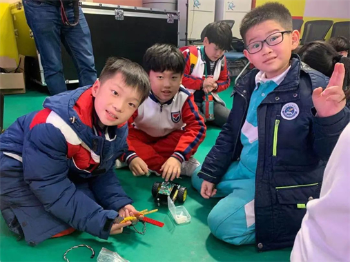 　　制作避障机器人