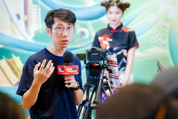 图9佳能大篷车讲师何若诗在国潮人像体验区教拍