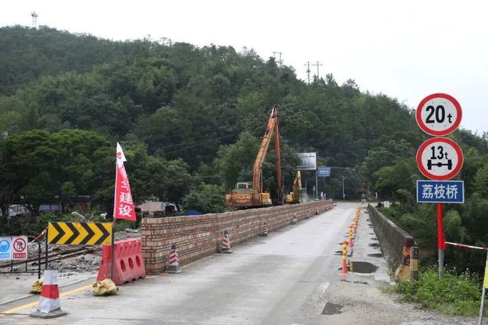 △省道S265线德庆荔枝桥改建工程施工现场，左幅运行了53年的双曲桥正在被有序拆除中。图源 德庆发布