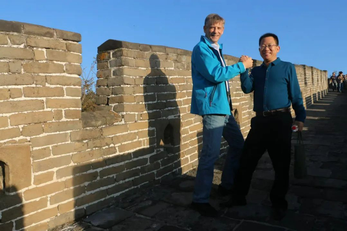 赫尔曼·西蒙说：“我很难抵挡杨树仁的热情，我们两家一起进行了很多次旅游。”图为赫尔曼.西蒙和杨树仁一起去爬长城