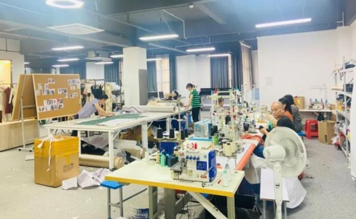 　　Jason在广州的女装电商公司